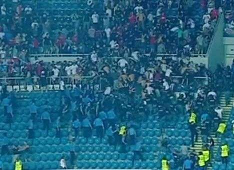 Сербские фанаты устроили побоище на стадионе «Черноморец» (ВИДЕО)
