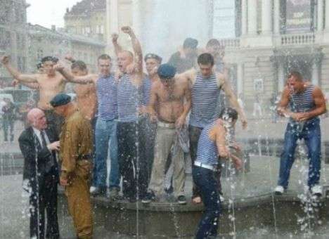 Власти Львова от греха подальше отключили любимый фонтан десантников (ФОТО)