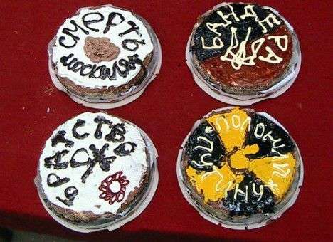 В Киеве забросали тортами российский банк (ВИДЕО)