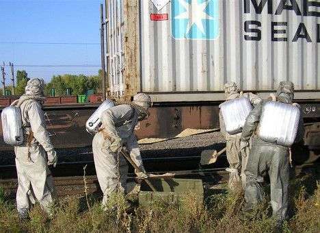 В США с рельсов слетели более 20 вагонов с химикатами