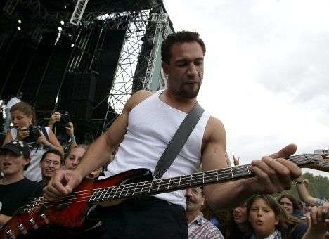 Киевская милиция завела дело на панков, помочившихся на флаг Украины