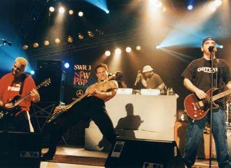 Панк, осквернивший флаг Украины, объявлен персоной нон грата