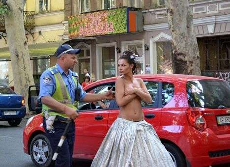 Гаишники гоняли  обнаженную модель по центру Одессы (ВИДЕО)