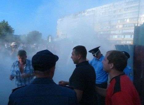 Столичный бунт на стройке: в ход пошел слезоточивый газ и огнетушители (ФОТО, ВИДЕО)