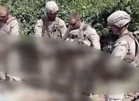 Морпеха США понизили в звании за надругательство над трупами