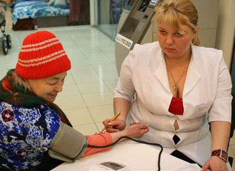 Пациентов киевских больниц заставляют платить за бомжей