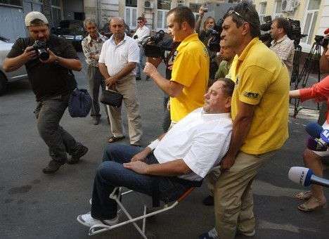 Мельник снял браслет и сбежал из-под домашнего ареста