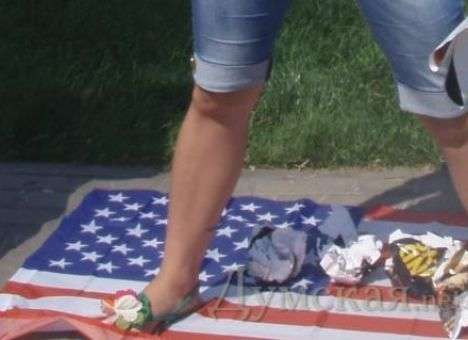 Активисты «отомстили» панкам Bloodhound Gang, растоптав флаг США (ФОТО)