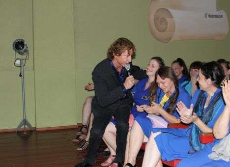 Любимый шансонье «регионалов» дал концерт в колонии Тимошенко и рассказал, как сидел (ФОТО)