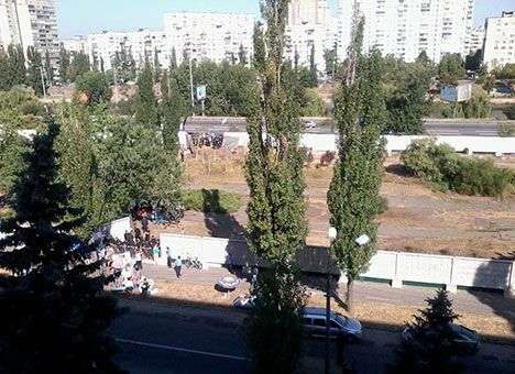 В Киеве 200 «титушек» напали на защитников сквера от застройки (ФОТО. ВИДЕО)