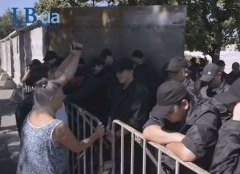 Защита сквера в Киеве: в ход пошли экскременты и слезоточивый газ (ВИДЕО, ФОТО)
