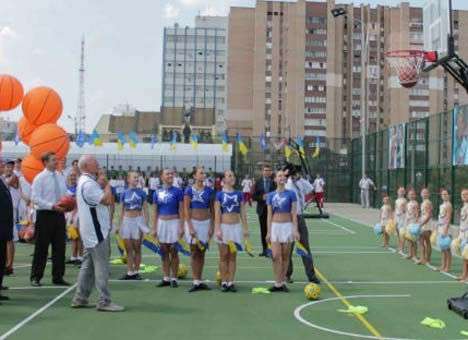 В разгар торговой войны Азаров играет в баскетбол (ФОТО)