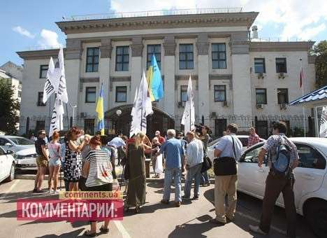 Под Посольством России разгневанные украинцы сожгли «вражеские» товары (ФОТО)