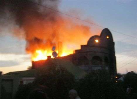 На Донбассе сгорел особняк цыганского барона (ВИДЕО)