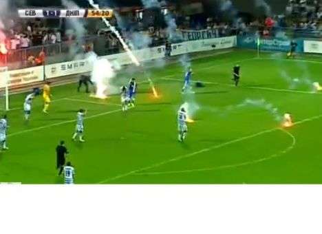 Неадекватные фанаты «Севастополя» едва не сорвали матч с «Днепром» (ВИДЕО)