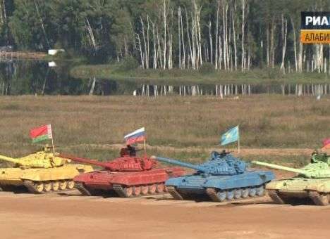 Российские военные устроили первый в истории танковый биатлон (ВИДЕО)