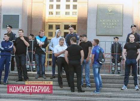 Столичные депутаты штурмом пытались прорваться на рабочие места (ВИДЕО)