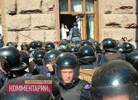 В МВД разбираются, кто побил стекла в Киевсовете