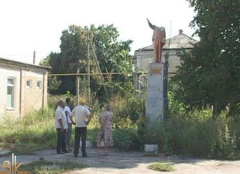 На Житомирщине памятнику Ленину снесли голову (ФОТО, ВИДЕО)