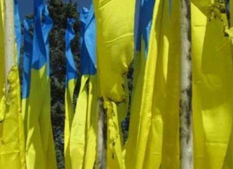 Под окнами донецкого мэра подожгли флаги Украины (ФОТО)