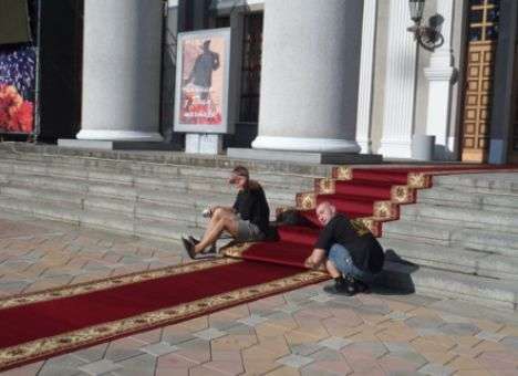 В Донецке к приезду Президента монтируют «рамки» и стелют ковры (ФОТО)
