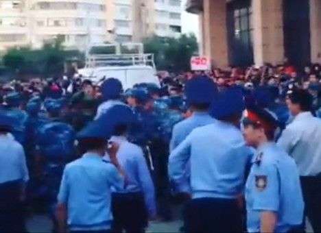 Автобус «Динамо» забросали камнями в Казахстане