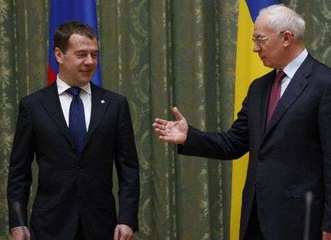 Азаров собирается в Москву