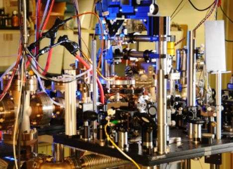 Физики создали рекордно точные атомные часы