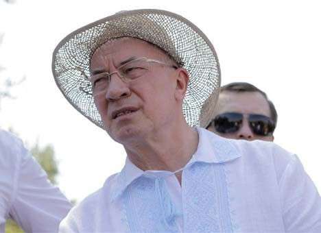 Азаров признался, что до беспамятства влюблен в вышиванки