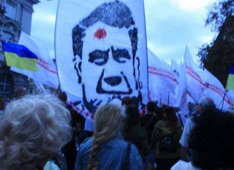 Под зданием СБУ оппозиция развернула «расстрелянного» Президента (ФОТО, ВИДЕО)