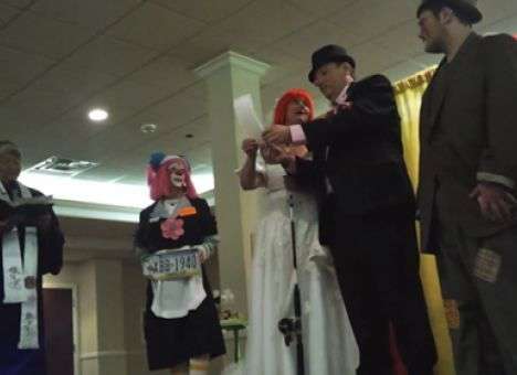 В США пара сочеталась браком в клоунских костюмах