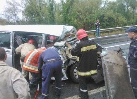 На Закарпатье не разминулись грузовик и три легковушки: есть жертвы (ФОТО)