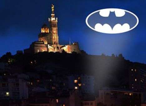 Жители Марселя призвали Бэтмена спасти город