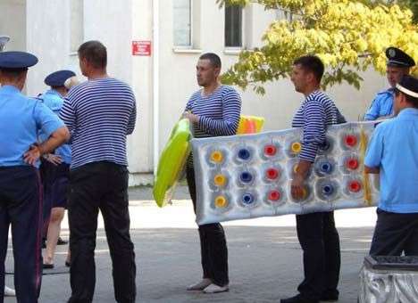 В Севастополе корабли НАТО враждебно встретили надувными матрасами  (ФОТО)