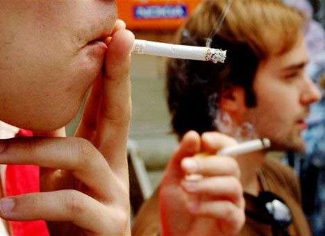В Украине хотят запретить курение еще и на летних площадках