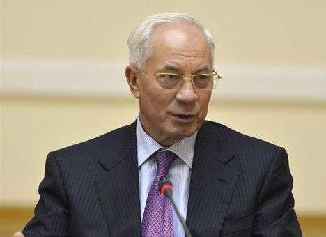 Азаров на 20 лет урезал срок действия водительских прав