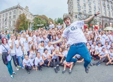 150 человек рассказали об LG G2 в танце (ВИДЕО)