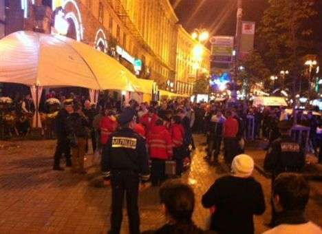 В Киеве 30 человек с ножами напали на английских фанов (ФОТО)