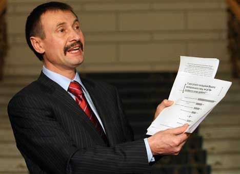 Буковинский губернатор пустил шляпу по кругу ради клуба Фирташа