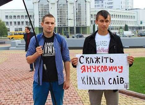 Президента в Луцке встречают люди с плакатами (ФОТО)