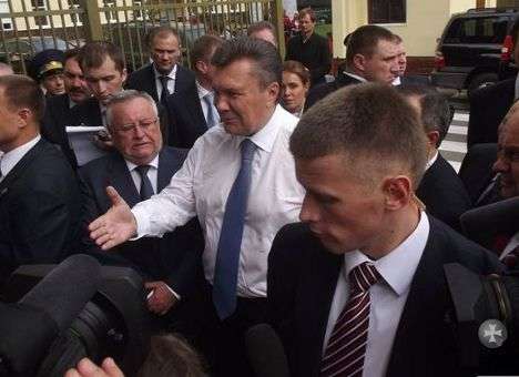 Президент на Волыни пообщался с народом и пообещал поднять зарплаты (ФОТО)