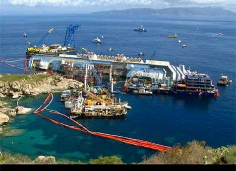 Costa Concordia начали поднимать