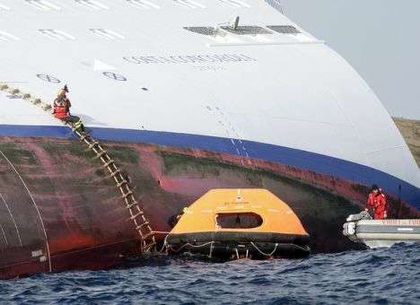 Costa Concordia подняли