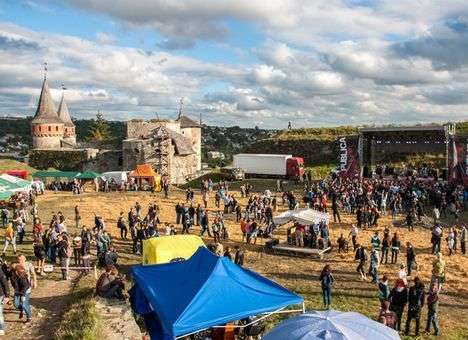 Фестиваль «Республика» собрал тысячи людей на крепостных валах (ФОТО)