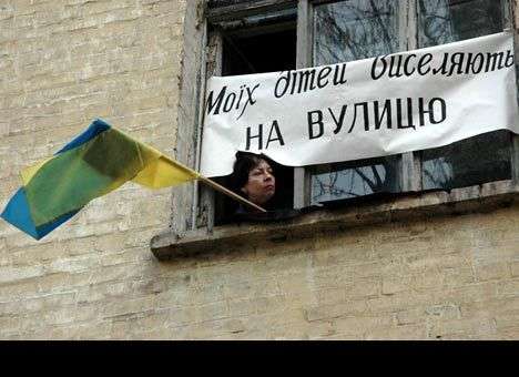 ЖЭКи угрожают не выпускать киевлян за границу и лишать их жилья (ФОТО)