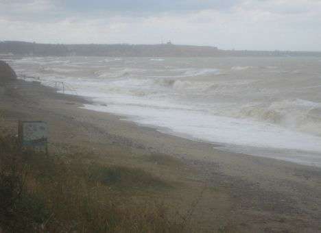 Шторм резко остудил море