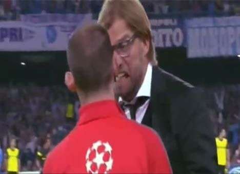 Тренер Мхитаряна накричал на арбитра (ВИДЕО)