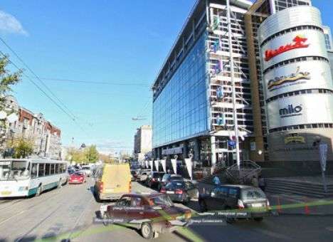 Женщина на Porsche сбила троих человек, паркуясь возле ТЦ