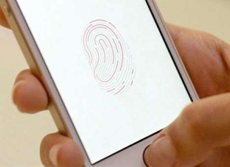 Сканер отпечатков пальцев iPhone 5S взломали (ВИДЕО)