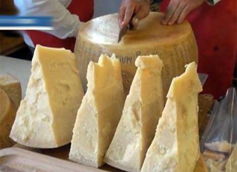 В Италии кормили сыром с вкраплениями из золота